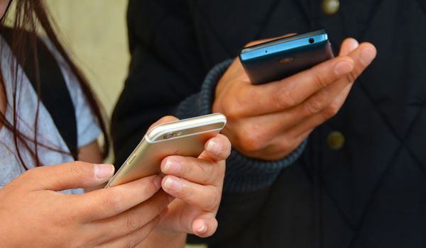 a hand holding a cellphone